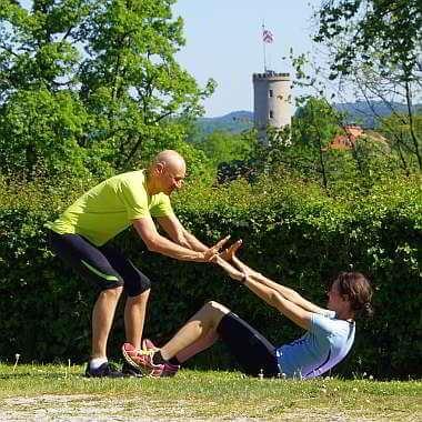 Personal Trainer Bielefeld Bauch Training mit Kundin vor der Sparrenburg