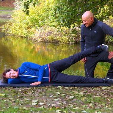 Personaltraining Bielefeld Christian Wagner mit Kundin beim Abduktoren-Training auf der Matte