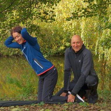 Personal Trainer Bielefeld Christian Wagner mit Kundin beim Lendenwirbelsäulen-Training auf der Matte