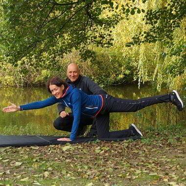 Personal Trainer Bielefeld Christian Wagner mit Kundin beim Wirbelsäulen-Training auf der Matte