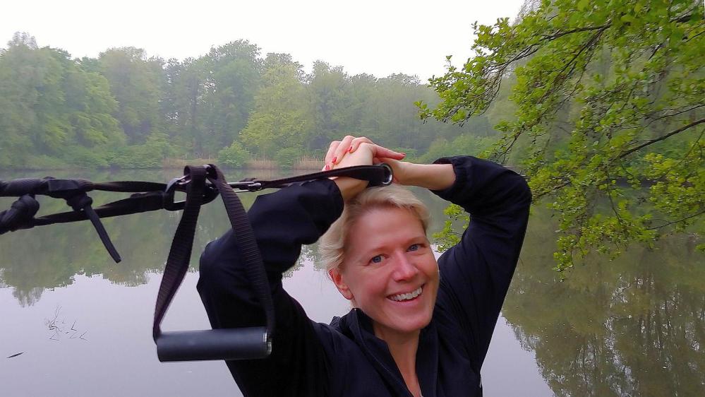 Personal Trainer Bielefeld Slingtraining mit See-Ausblick am Bockschatzteich