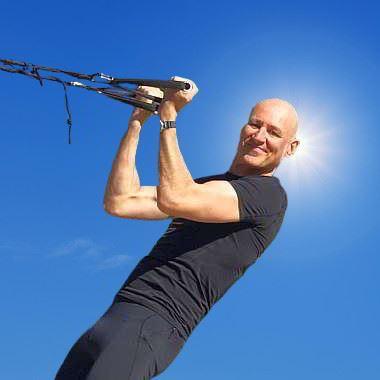 Personal Trainer Bielefeld beim Training in der Sonne mit dem TRX-Trainingsgerät