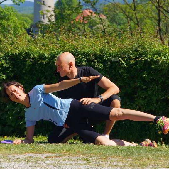 Personal Trainer Bielefeld Christian Wagner den Rücken einer Frau outdoor