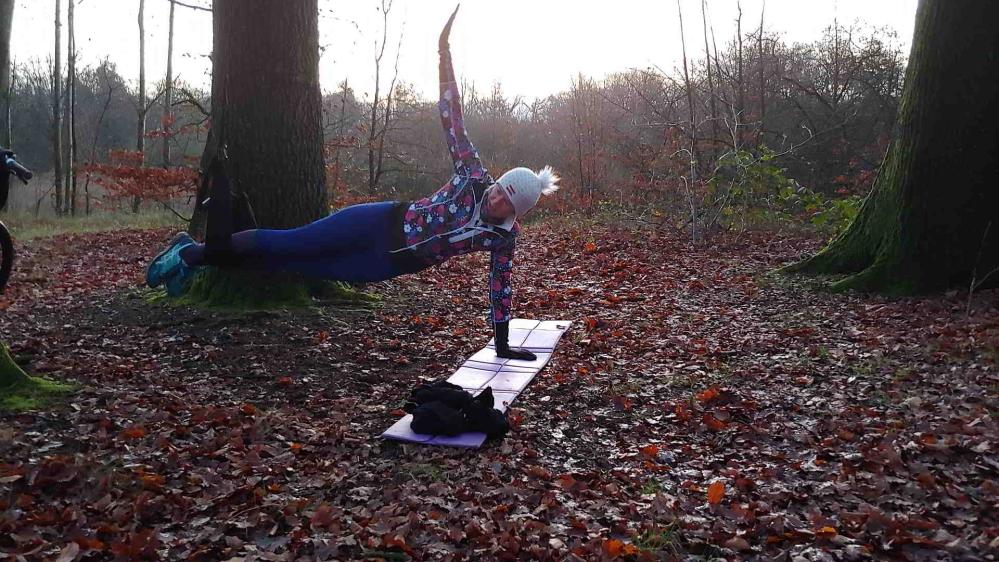 Personal Trainer Bielefeld TRX auf einer Hand