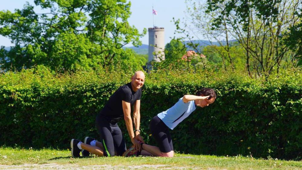 Personal Trainer Bielefeld Rückentraining mit Hilfestellung vor der Sparrenburg