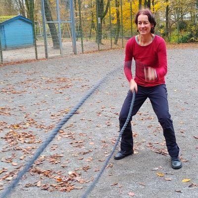 Personal Training Bielefeld Christian Wagner mit Klientin beim Battle-Rope-Training