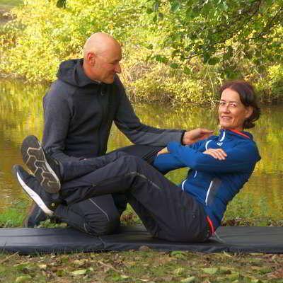 Personal Training Bielefeld Christian Wagner mit Kundin beim Bauch-Training am Teich