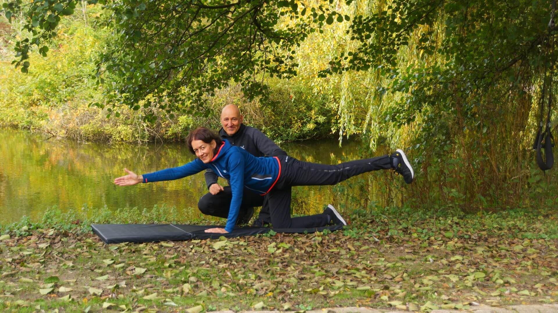 Personal Training Bielefeld Christian Wagner mit Kundin freihändig am Teich