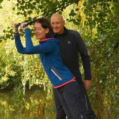 Personal Training Bielefeld Christian Wagner mit Kundin beim Sling-Training am Teich